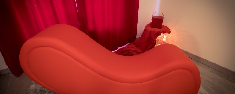 sofa rouge gîte romantique